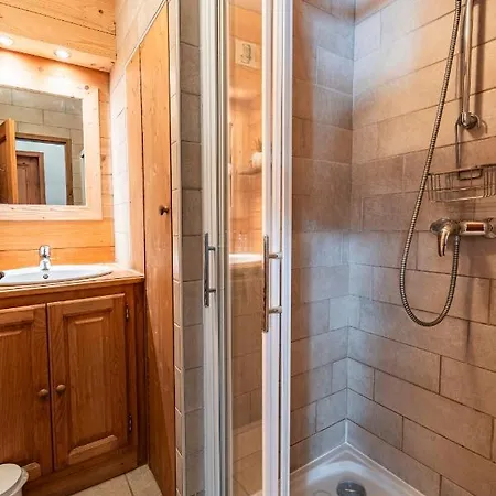 Chalet 2 Bed Chalet, Sleeps 5 With Shared Pool - Morzine